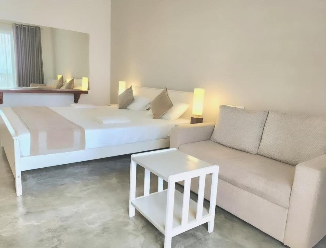 Hotel Blue Note Хикадува Екстериор снимка